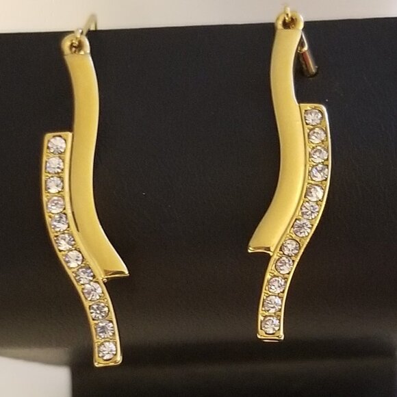 ❤️ NWT T Tahari Bar Crystal Pierced Earrings New with Tags - Picture 2 of 9